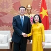 La vicepresidenta de la Asamblea Nacional de Vietnam, Nguyen Thi Thanh, recibe a la delegación de la Región Autónoma Uigur de Xinjiang de China. (Foto: VNA)