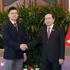 El presidente de la Asamblea Nacional de Vietnam, Tran Thanh Man, y el director general de Sembcorp Development y presidente de la junta directiva de VSIP Group, Lee Ark Boon (Fuente: VNA) 