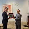 L'ambassadeur vietnamien en Australie Pham Hung Tam (droite) et le ministre adjoint australien des Affaires étrangères Tim Watts. Photo : VNA