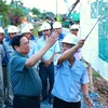 Le Premier ministre sur le chantier de digue de prévention des glissements de terrain sur la rivière Tra Noc, district de Binh Thuy. Photo : VNA