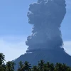 Le volcan Ibu entre en éruption. Photo : mekongasean.vn/AFP