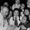 Une délégation d'élèves de l'école Trung Vuong est venue féliciter l'Oncle Ho pour son anniversaire, le 19 mai 1958, au Palais présidentiel. Photo d'archives : VNA