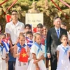 Le président de l'ICAP, le vice-président de la Cour populaire suprême du Vietnam, Nguyên Van Tiên, en visite officielle à Cuba, Lê Quang Long, ambassadeur du Vietnam à Cuba, ainsi que des représentants de Cubains et de la communauté vietnamienne à Cuba prennent la photo. Photo : VNA