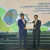 Nguyên Van Long, directeur du Département de la santé animale du ministère de l'Agriculture et du Développement rural, remet le certificat de zone indemne d’épizootie au district de Tân Châu, province de Tây Ninh. 