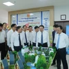 Des dirigeants de Quang Ninh visitent le modèle d'entreprise innovante. Photo : daidoanket.vn
