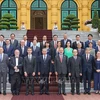 Le président To Lam et des ambassadeurs et chargés d'affaires européens. Photo : VNA