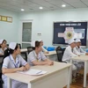 Des échanges d'expérience entre médecins et infirmiers. Photo : VNA