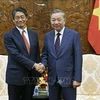 Le président To Lam (droite) a reçu le 3 juillet à Hanoï l'ambassadeur du Japon au Vietnam, Ito Naoki, venu le saluer à l'occasion de son mandat au Vietnam. Photo : VNA