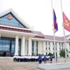 Le drapeau mis en berne au Laos. Photo : VNA