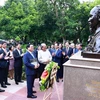 Le Premier ministre Pham Minh Chinh et sa suite sont allés le 31 juillet offrir des fleurs en commémoration au Président Hô Chi Minh devant sa statue au parc du G20 à New Delhi. Photo : VNA