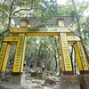 Les visiteurs suivent le chemin étroit menant à la pagode Lôi Âm, ce qui peut prendre jusqu'à une heure. Photo : DLQN/CVN