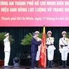 Le secrétaire général du Parti et président To Lam a décerné le titre de Héros des Forces armées populaires à la Police de Hô Chi Minh-Ville. Photo : VNA