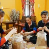 Truong Thi Thanh Huong (centre) prépare les remèdes aux herbes médicinales. Photo : BQN/CVN