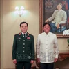 Le général Phan Van Giang (gauche) a rendu le 30 août une visite de courtoisie au président philippin Ferdinand Romualdez Marcos Jr. Photo : VNA