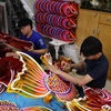 Production de lanternes dans l'atelier de Nguyên Trong Binh. Photo : CVN