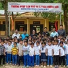 Élèves et professeurs de l’antenne du collège-internat des minorités ethniques de Huong Son dans le village de Cat. Photo : TT/CVN