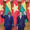 Le président de l'Assemblée nationale du Vietnam Tran Thanh Man (droite) rencontre le président de Guinée-Bissau, Umaro Sissoco Embaló. Photo : VNA