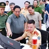 Le Premier ministre Pham Minh Chinh se rend au Centre d'information du commandement de la Police provinciale de Bac Ninh. Photo : VNA