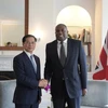 Le vice-Premier ministre et ministre des Affaires étrangères Bui Thanh Son (gauche) et le ministre britannique des Affaires étrangères David Lammy. Photo : VNA