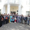 Le secrétaire général et président To Lam, le personnel de l'ambassade et des membres de la communauté vietnamienne en Mongolie prennent une photo. Photo : VNA