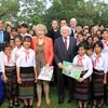 Le président d'Irlande Michael Daniel Higgins et son épouse et les étudiants du Children's First Village dans le cadre du projet « Restaurer l'environnement et surmonter les conséquences de la guerre » - RENEW, en 2016 à Quang Tri. Photo: VNA