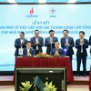 Pham Van Phong, directeur général de PV GAS et Ngo Son Hai, directeur général adjoint d'EVN ont signé le protocole d'accord. Photo : petrovietnam.petrotimes.vn