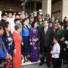 Le président de l'Assemblée nationale Tran Thanh Man rencontre les lauréats du prix Vu A Dinh. Photo : VNA