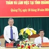 Le secrétaire général du Parti et président To Lam travaille avec la Permanence du Comité provincial du Parti de Quang Tri. Photo : VNA