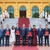 Le secrétaire général du Parti et président To Lam et les nouveaux ambassadeurs prennent la photo. Photo : VNA