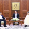 Le Premier ministe Pham Minh Chinh (gauche) rencontre le président du Conseil consultatif du Qatar. Photo : VNA