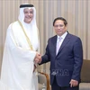 Le Premier ministre Pham Minh Chinh (droite) a reçu le ministre des Communications et des Technologies de l'information du Qatar, Mohammed bin Ali bin Mohammed Al Mannai. Photo : VNA