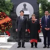 Le président Luong Cuong (gauche) et l'ancienne présidente Michelle Bachelet à la cérémonie de commémoration du Président Ho Chi Minh au parc portant son nom à Santiago. Photo : VNA