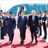 La cérémonie d'accueil du président Luong Cuong à l'aéroport national Arturo M. Benitez dans la capitale Santiago. Photo : VNA