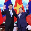 Une rencontre entre le Premier ministre Pham Minh Chinh (droite) et le président mongol Ukhnaagiin Khurelsukh. Photo : VNA