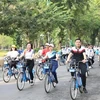 Des participants à la “Balade de l’amitié à vélo pour un Hanoï vert”. Photo : VNA