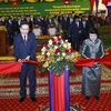 Le président de l'Assemblée nationale du Vietnam (AN) Tran Thanh Man et la présidente de l'AN du Cambodge Samdech Khuon Sudary ont coupé la bande d'inauguration du bâtiment administratif de l'AN du Cambodge. Photo : VNA