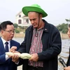 Le ministre cubain de l'Agriculture Ydael Jesús Pézez Brito visite l'Institut de recherche sur les cultures de la Société par actions de Thai Binh. Photo : VNA