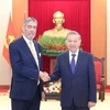 Le secrétaire général du Parti communiste du Vietnam To Lam (droite) et le secrétaire général du Mouvement de la gauche unie, ministre de la Politique d'intégration régionale de la République dominicaine. Photo : VNA