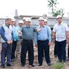 Le Premier ministre Pham Minh Chinh est sur le chantier du projet d'autoroute Can Tho-Ca Mau. Photo : VNA