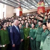 Le secrétaire général du Parti To Lam rencontre des jeunes de l'armée. Photo : VNA