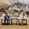 Vice Secretary of Hanoi's Party Committee Nguyen Van Phong (L) meets Yuan Gujie, member of the Standing Committee of the Guangdong provincial Committee and Secretary of the Political and Legal Affairs Committee. (Photo courtesy of the Hanoi delegation)