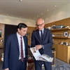Chairman of the Da Nang People’s Committee Le Trung Chinh (L) meets with Mayor of Le Havre city Edouard Philippe. (Photo: VNA)