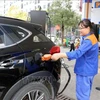 The price of E5RON92 bio-fuel rises by 198 VND to 21,508 VND (0.84 USD) per litre, while that of RON95-III goes up by 231 VND to 22,466 VND per litre (Photo: VNA)