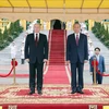 State President To Lam (R) and Russian President Vladimir Putin listen to the two countries’ national anthems (Photo: VNA)