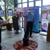 Visitors experience VR 'Dau Ho' game (Photo: VNA)