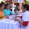 Doctors provide information and healthcare advice to women (Photo: VNA)
