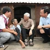Party General Secretary Nguyen Phu Trong (second from right) visits wounded soldier Dinh Phi in Tung Ke 2 village, Ayun commune, Chu Se district, Gia Lai province, on April 12, 2017. (Photo: VNA)