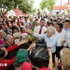 Party General Secretary Nguyen Phu Trong (C) welcomed by Vietnamese people (Photo: VNA)