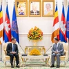 Cambodian Prime Minister Hun Manet (R) receives President of the Supreme People’s Prosecutor Office of Laos Xaysana Khotphouthone (Photo: VNA)