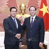 Vice Chairman of the National Assembly Sen. Lt. General Tran Quang Phuong (R) welcomes Lt. Gen. Vongsack Phanthavong (Photo: VNA)